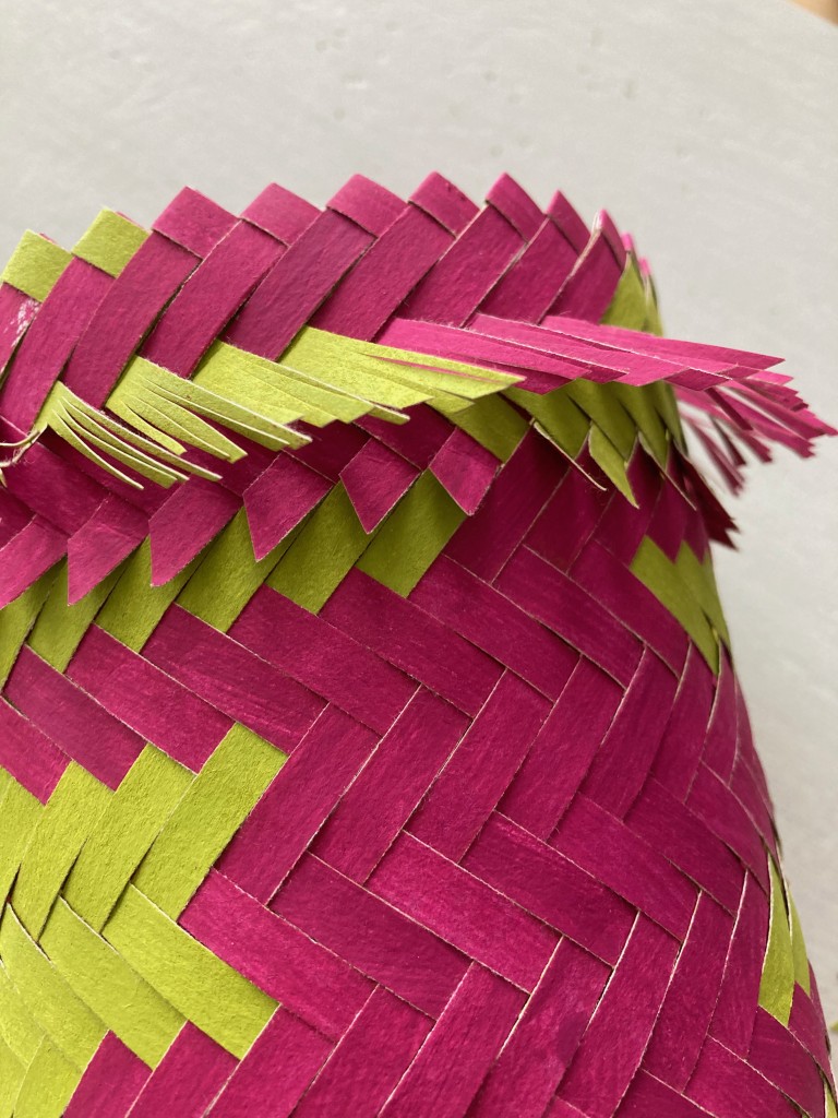 Korbflechten mit Papierstreifen: Ein Selbstversuch von Autorin Monika Künti