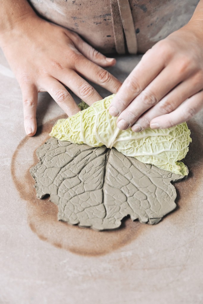 Von Hand geformt: Herbstliche Blätterschale aus Ton